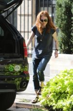 JULIANNE MOORE Leaves Her Home on West Village 08/25/2015