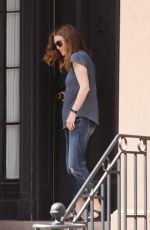 JULIANNE MOORE Leaves Her Home on West Village 08/25/2015