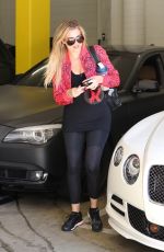 KHLOE KARDASHIAN Arrives at a Gym in Los Angeles 08/04/2015