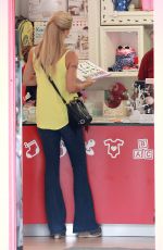 MICHELLE HNZIKER Shopping at Salina Baby Shop in Milan 08/01/2015