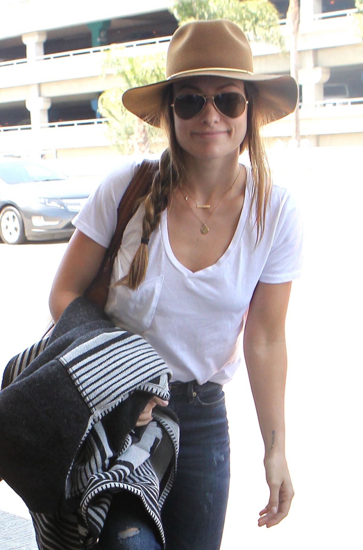 OLIVIA WILDE Arrives at LAX Airport in Los Angeles 08/20/2015 OLIVIA WILDE Arrives at LAX Airport in Los Angeles 08/20/2015