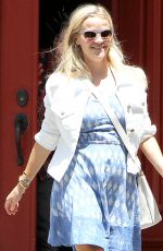 REESE WITHERSPOON at a Gas Station in Brentwood 08/03/2015