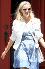 REESE WITHERSPOON at a Gas Station in Brentwood 08/03/2015