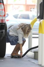 REESE WITHERSPOON at a Gas Station in Brentwood 08/03/2015