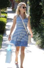 REESE WITHERSPOON Shopping at Equipment Clothing Store in Los Angeles 08/03/2015