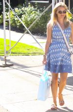 REESE WITHERSPOON Shopping at Equipment Clothing Store in Los Angeles 08/03/2015