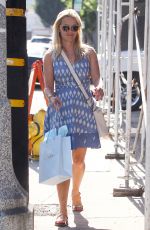 REESE WITHERSPOON Shopping at Equipment Clothing Store in Los Angeles 08/03/2015
