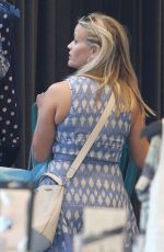 REESE WITHERSPOON Shopping at Equipment Clothing Store in Los Angeles 08/03/2015