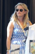 REESE WITHERSPOON Shopping at Equipment Clothing Store in Los Angeles 08/03/2015