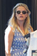 REESE WITHERSPOON Shopping at Equipment Clothing Store in Los Angeles 08/03/2015