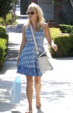 REESE WITHERSPOON Shopping at Equipment Clothing Store in Los Angeles 08/03/2015