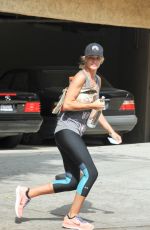 ROSIE HUNTINGTON-WHITELEY Arrives at a Gym in Los Angeles 08/25/2015