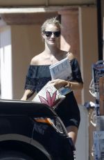 ROSIE HUNTINGTON-WHITELEY Out and About in Malibu 08/23/2015