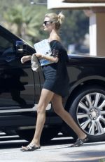 ROSIE HUNTINGTON-WHITELEY Out and About in Malibu 08/23/2015