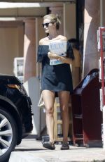 ROSIE HUNTINGTON-WHITELEY Out and About in Malibu 08/23/2015