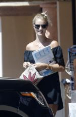 ROSIE HUNTINGTON-WHITELEY Out and About in Malibu 08/23/2015