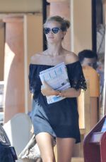 ROSIE HUNTINGTON-WHITELEY Out and About in Malibu 08/23/2015