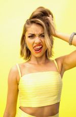 SARAH HYLAND at 2015 Teen Choice Awards in Los Angeles