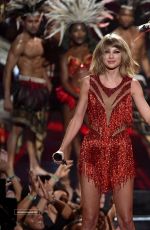 TAYLOR SWIFT at MTV Video Music Awards 2015 in Los Angeles