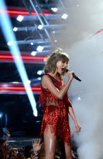 TAYLOR SWIFT at MTV Video Music Awards 2015 in Los Angeles
