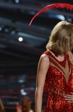 TAYLOR SWIFT at MTV Video Music Awards 2015 in Los Angeles