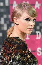 TAYLOR SWIFT at MTV Video Music Awards 2015 in Los Angeles