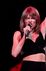 TAYLOR SWIFT Performs at 1989 World Tour Concert in Los Angeles 08/21/2015