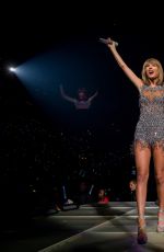 TAYLOR SWIFT Performs at 1989 World Tour Concert in Los Angeles 08/21/2015
