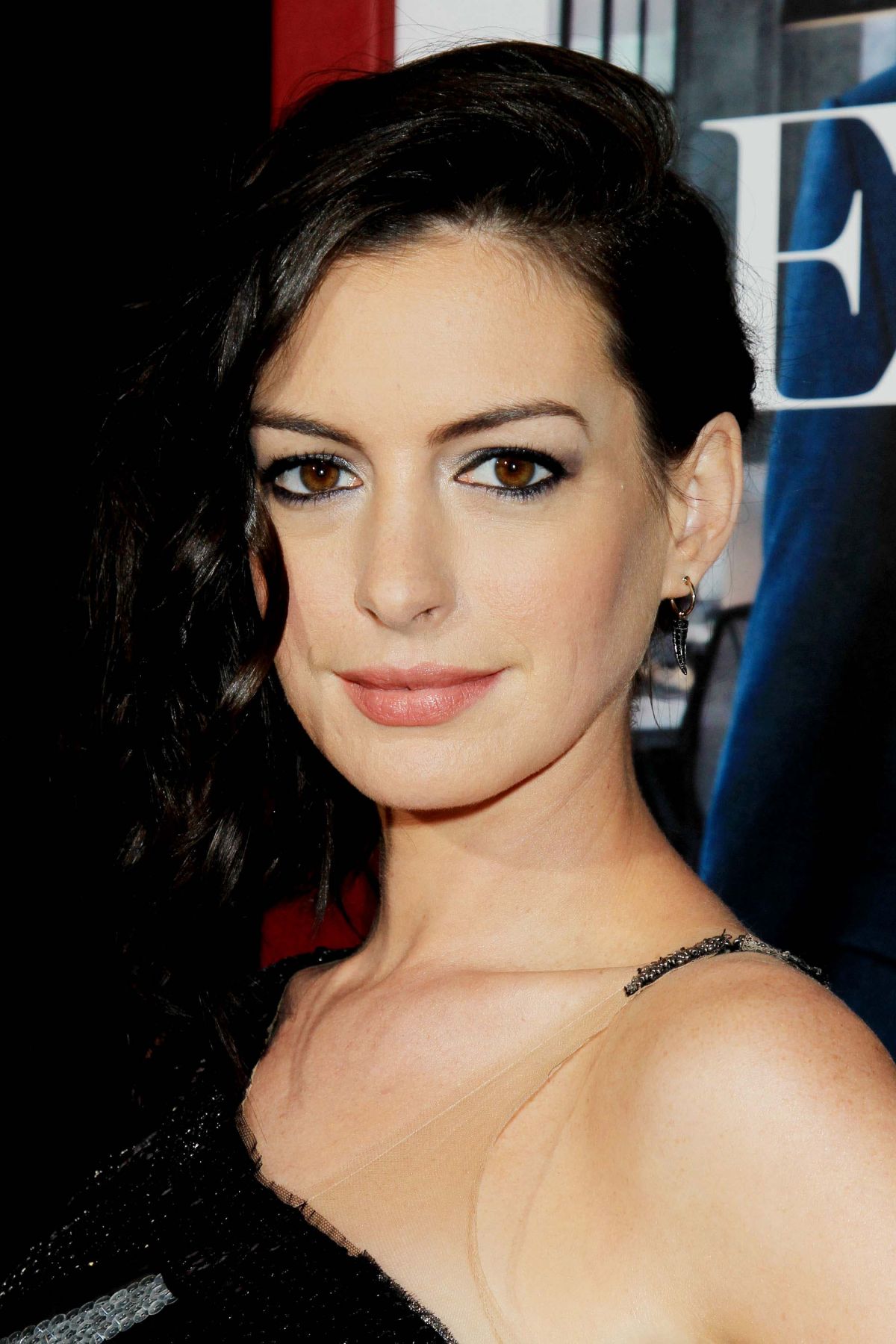 Anne Hathaway Wallpapers Images Photos Pictures Backgrounds