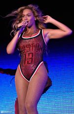 BEYONCE Performs at 2015 Budweiser Made in America Festival at Benjamin Franklin Parkway in Philadelphia