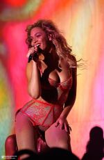 BEYONCE Performs at 2015 Budweiser Made in America Festival at Benjamin Franklin Parkway in Philadelphia