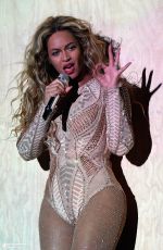 BEYONCE Performs at 2015 Budweiser Made in America Festival at Benjamin Franklin Parkway in Philadelphia