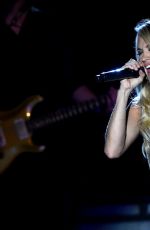 CARRIE UNDERWOON Performs at Surprise Pop-up Concert in Atlanta 09/18/2015