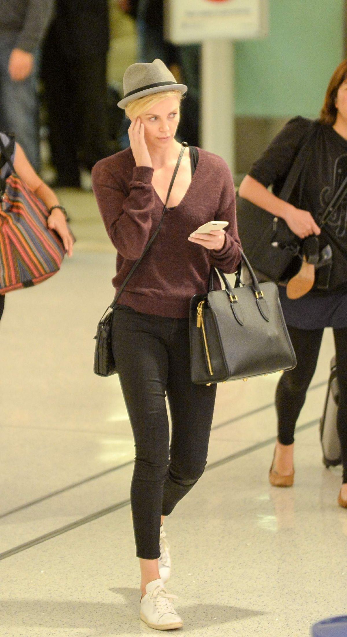 CHARLIZE THERON at LAX Airport in Los Angeles 09/29/2015 CHARLIZE THERON at LAX Airport in Los Angeles 09/29/2015