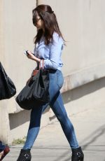 ELIZABETH GILLIE in Tight Jeans Arrivies at Jimmy Kimmel Live in Hollywood 