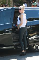 GWEN STEFANI Ouat and About in Los Angeles 09/27/2015
