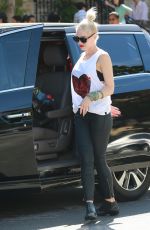 GWEN STEFANI Ouat and About in Los Angeles 09/27/2015