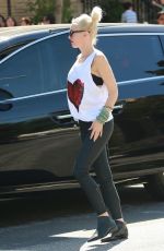 GWEN STEFANI Ouat and About in Los Angeles 09/27/2015