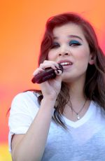 HAILEE STEINFELD at 2015 iHeartradio Music Festival in Las Vegas 09/19/2015