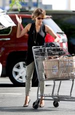 HHALLE BERRY Shopping at Local Supermarket in Beverly Hills 09/04/2015