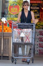 HHALLE BERRY Shopping at Local Supermarket in Beverly Hills 09/04/2015