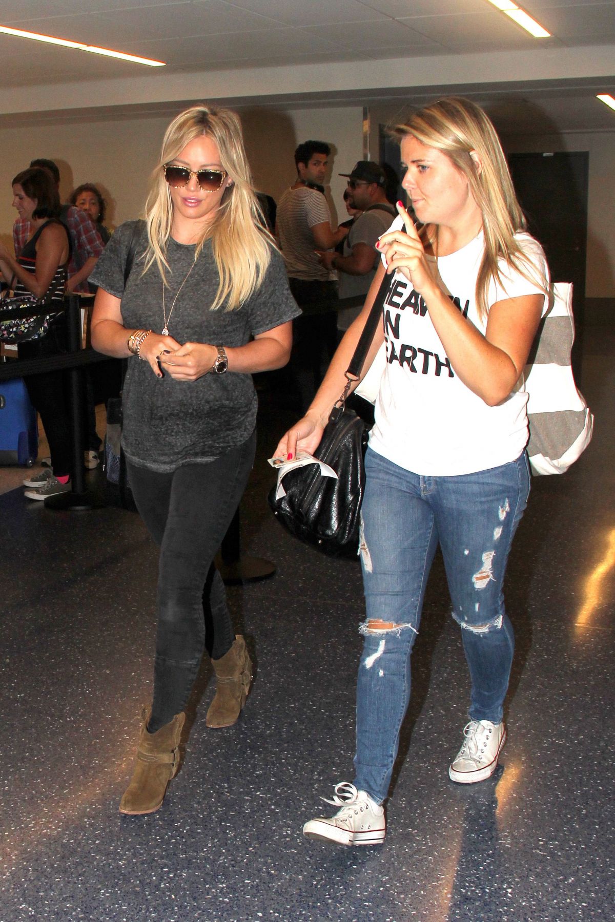 Hilary Duff arrives at the airport carrying Louis Vuitton luggage  Featuring: Hilary Duff Where: Los Angeles, California, United States When:  29 Sep 2016 Stock Photo - Alamy
