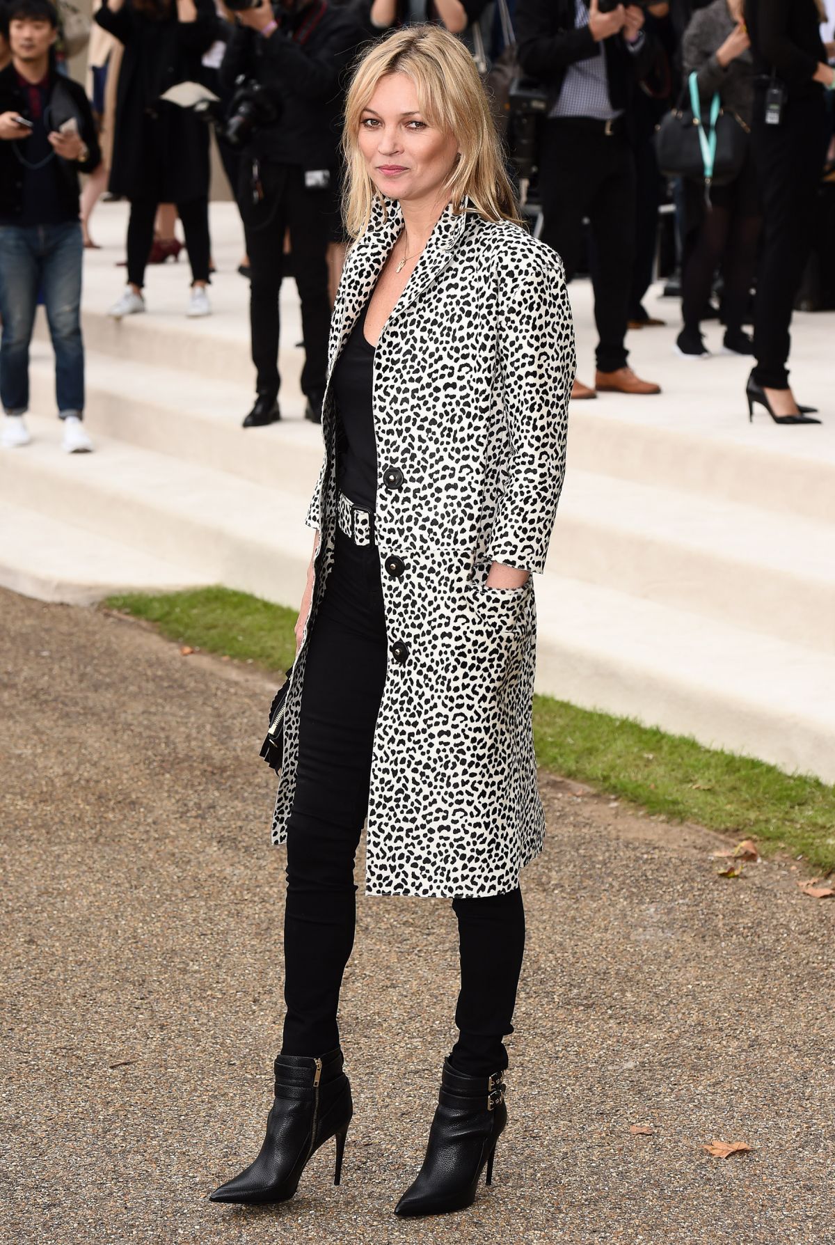 KATE MOSS at Burberry Prorsum Fashion Show in London 09/21/2015 ...
