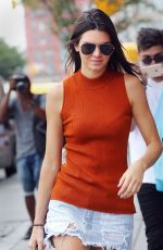KENDALL JENNER Shopping at Best Buy in New York 08/31/2015