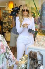 KHLOE KARDASHIAN Shopping in West Hollywood 09/01/2015