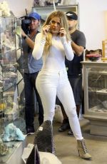 KHLOE KARDASHIAN Shopping in West Hollywood 09/01/2015