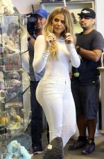 KHLOE KARDASHIAN Shopping in West Hollywood 09/01/2015