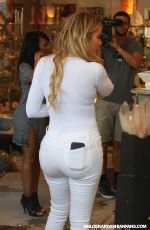 KHLOE KARDASHIAN Shopping in West Hollywood 09/01/2015