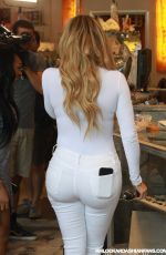 KHLOE KARDASHIAN Shopping in West Hollywood 09/01/2015
