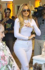 KHLOE KARDASHIAN Shopping in West Hollywood 09/01/2015